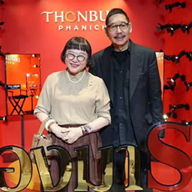 พี่หน่อง อรุโณชา - พี่ไก่ อรรควุฒิ เข้าร่วมชมละครเวที 