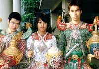 หนุ่มแก๊ง 5 มังกร  แปลงโฉม .. สวมชุดโขน หลอกเป็นผี