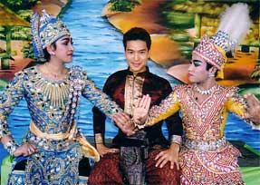 เชอรี่ เขินสุดชีวิต โดนผู้ชายร้องเพลงจีบครั้งแรก ในรายการ สยามเกม