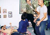 อ้น กินเหล้า ย้อมใจ ก่อน ปล้ำ ญิ๋ง