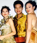 สยามเกม คว้า 3 ดาราสาว เมย์ ,ตุ๊ก,ปิ๋ม เดินแบบกลางสวนรถไฟ  ประชันโฉมชุดใบตอง