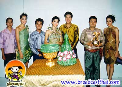 สยามเกม คว้า 3 ดาราสาว เมย์ ,ตุ๊ก,ปิ๋ม เดินแบบกลางสวนรถไฟ  ประชันโฉมชุดใบตอง