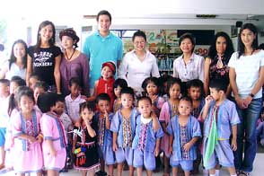 "หน่อง-อรุโณชา" นำทีมดารา "แฝดพี่ฯ" มอบเงินชุมชนคลองเตย