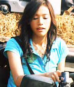 "แท่ง  นุ่น" ดี๊ด๊า ขับรถอีแต๋นชมทุ่ง   หยิบกล้องชักภาพไม่ยอมเลิก