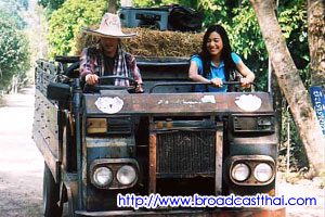 "แท่ง  นุ่น" ดี๊ด๊า ขับรถอีแต๋นชมทุ่ง   หยิบกล้องชักภาพไม่ยอมเลิก