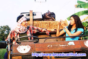 "แท่ง  นุ่น" ดี๊ด๊า ขับรถอีแต๋นชมทุ่ง   หยิบกล้องชักภาพไม่ยอมเลิก