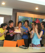 ตูน น้ำตาซึม เพื่อนๆนักแสดง  น้องใหม่ฯ ทำเซอร์ไพร์ทวันเกิดครั้งแรกในชีวิต