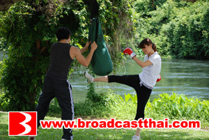 "อั้ม" โชว์กล้ามสอนมวย "แอน"