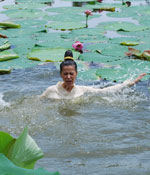  "อ๋อม" หมั่นไส้ "ธัญญ่า" ถีบตกสระ !!!