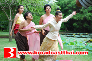  "อ๋อม" หมั่นไส้ "ธัญญ่า" ถีบตกสระ !!!