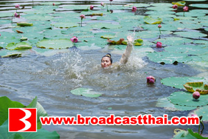  "อ๋อม" หมั่นไส้ "ธัญญ่า" ถีบตกสระ !!!