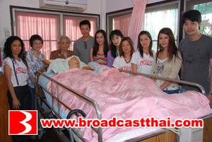 "หน่อง-อรุโณชา" นำทีม "สาปภูษา" ทำบุญฉลองเรตติ้ง