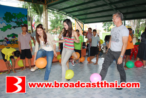 "หน่อง-อรุโณชา" นำทีม "สาปภูษา" ทำบุญฉลองเรตติ้ง