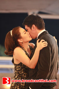 "ปิ๊บ" เจอ "น้ำผึ้ง" จู่โจมจูบทำเอาเกือบเคลิ้ม