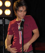 อเล็กซ์โชว์สเต็ปยักย้ายส่ายสะโพกเต้น "Nobody"