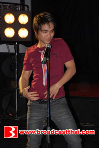 อเล็กซ์โชว์สเต็ปยักย้ายส่ายสะโพกเต้น "Nobody"