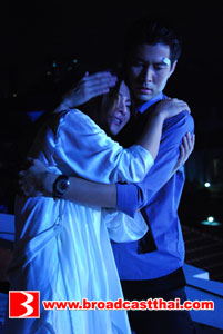 "น้ำผึ้ง" ทำเสียวขึ้นดาดฟ้าประชดรัก "มาร์ท"!!!