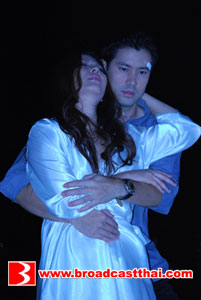 "น้ำผึ้ง" ทำเสียวขึ้นดาดฟ้าประชดรัก "มาร์ท"!!!