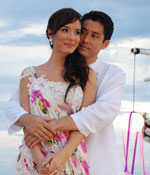 "มาร์ท-ซูซี่" ควงแขนลาจอ-ประเคนกอด จูบ ไม่เลิก!!