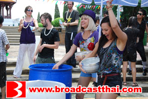 "ริต้า+เจนสุดา" ไม่แคร์สื่อนุ่งสั้นเล่นน้ำฉ่ำปอด!!!