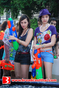 "ริต้า+เจนสุดา" ไม่แคร์สื่อนุ่งสั้นเล่นน้ำฉ่ำปอด!!!