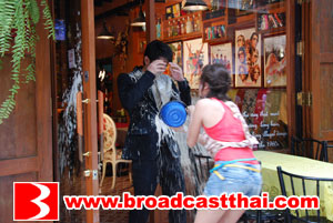 "อั๋น" เลอะทั้งตัว "ริต้า" สาดแป้งใส่จังเบ้อเร่อ!!!