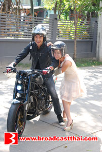 "จ๊ะจ๋า" ขาสั่นซ้อนมอเตอร์ไซค์ "บีม"