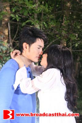 กิ๊บซี่-วนิดา  อดใจไม่ไหวกระหน่ำจูบ อั๋น-วิทยา