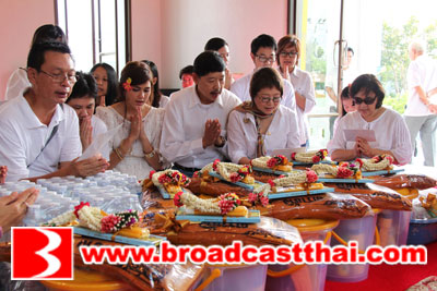 หน่อง-อรุโณชา นำทีมนักแสดงละครดอกส้มสีทอง ทำบุญที่วัดพระราม 9