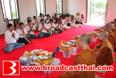 หน่อง-อรุโณชา นำทีมนักแสดงละครดอกส้มสีทอง ทำบุญที่วัดพระราม 9