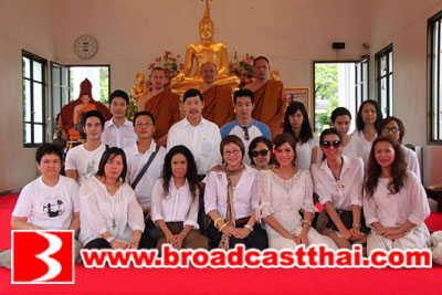 หน่อง-อรุโณชา นำทีมนักแสดงละครดอกส้มสีทอง ทำบุญที่วัดพระราม 9