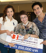 หน่อง-อรุโณชา  มอบสุขาลอยน้ำเพื่อช่วยเหลือผู้ประสบภัย