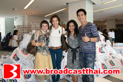 หน่อง-อรุโณชา  มอบสุขาลอยน้ำเพื่อช่วยเหลือผู้ประสบภัย