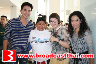 หน่อง-อรุโณชา  มอบสุขาลอยน้ำเพื่อช่วยเหลือผู้ประสบภัย