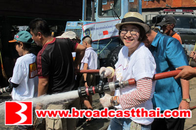 บอสหน่อง-อรุโณชา ลงพื้นที่ จ. ลพบุรี แนะผู้ประสบภัยทำความสะอาดหลังน้ำลดอย่างถูกวิธี