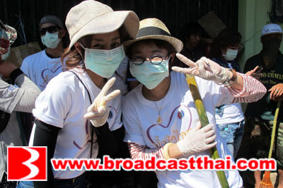 บอสหน่อง-อรุโณชา ลงพื้นที่ จ. ลพบุรี แนะผู้ประสบภัยทำความสะอาดหลังน้ำลดอย่างถูกวิธี