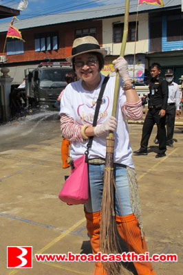 บอสหน่อง-อรุโณชา ลงพื้นที่ จ. ลพบุรี แนะผู้ประสบภัยทำความสะอาดหลังน้ำลดอย่างถูกวิธี