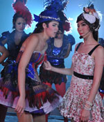 มิ้นท์จัดหนัก ต่อย-เตะชมพู่ ทรุดคาเวทีคอนเสิร์ต!!!