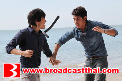 "อาร์ต-แหนม" ฟัดกันนัว!!!! ลากกันลงต่อยในทะเล ทำเอาสะบักสะบอม ไข้ขึ้นเลยทีเดียว