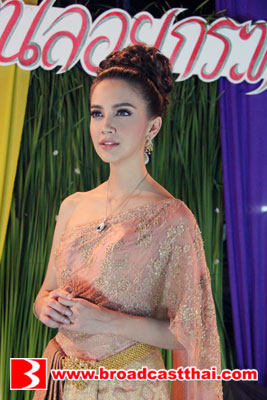 บรอดคาซท์ฯ จัดเต็มฉากใหญ่ใน "มณีแดนสรวง" เนรมิตงานวัดลอยกระทง จับ "ซาร่า" พลิกลุคสาวลูกครึ่ง เป็นเทพีนพมาศ