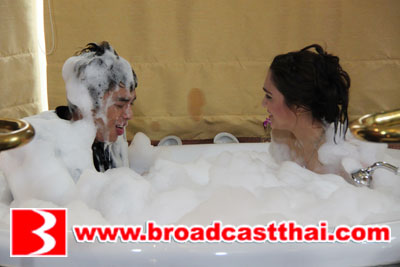 "อาร์ต" ทะลึ่ง!!! โดดลงอ่างกับ "ซาร่า" "ซาร่า" เอาคืนกดหัวมุดน้ำ จนสำลักเกือบตาย!!!