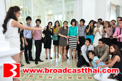 "ธัญญ่า" เหวอเจอ "เจนี่" ตบย้อนรอยตกบันไดเดี้ยง!!!