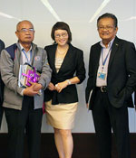 พี่หน่องเข้าร่วมมอบเงินรายได้ให้กับมูลนิธิช่วยครู  และบุคลากรทางการศึกษาที่ประสบภัยจากการก่อเหตุร้าย