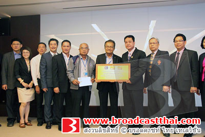 พี่หน่องเข้าร่วมมอบเงินรายได้ให้กับมูลนิธิช่วยครู  และบุคลากรทางการศึกษาที่ประสบภัยจากการก่อเหตุร้าย