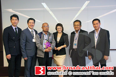 พี่หน่องเข้าร่วมมอบเงินรายได้ให้กับมูลนิธิช่วยครู  และบุคลากรทางการศึกษาที่ประสบภัยจากการก่อเหตุร้าย