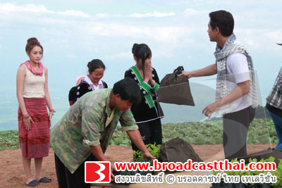 "น้ำตาล" อึด!!! ปากม่วง ตัวสั่น ใส่เสื้อกล้ามเข้าฉาก ท่ามกลางอากาศหนาวจัด!!!