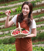 นักแสดง "มัจจุราชสีน้ำผึ้ง" ลั้ลลา ขึ้นดอยอ่างขางเก็บสตอเบอรี่สด ๆ จากต้น