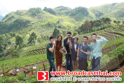 นักแสดง "มัจจุราชสีน้ำผึ้ง" ลั้ลลา ขึ้นดอยอ่างขางเก็บสตอเบอรี่สด ๆ จากต้น