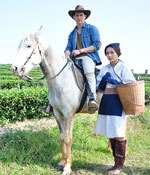 "เคน-น้ำตาล" เก็บใบชา สวีทเว่อร์