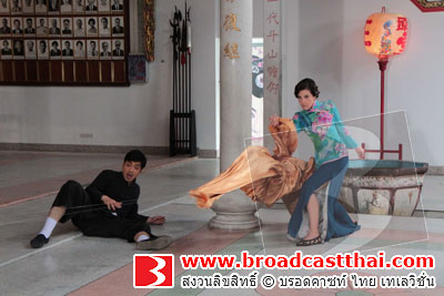 "ธัญญ่า" โหนผ้าโชว์บู๊พลิ้วกลางเวหา